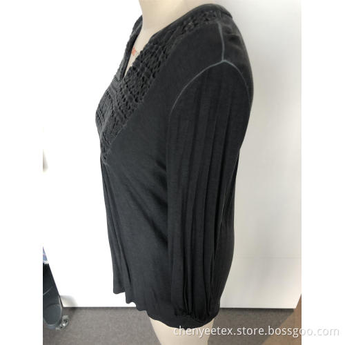 Long sleeves with v-neck and small buttons